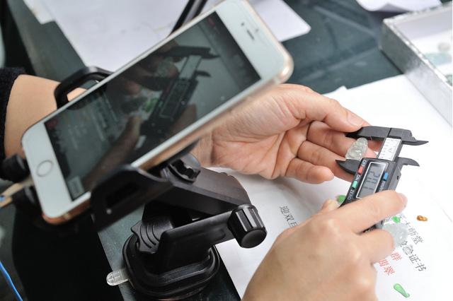 玉雕師張忠堯翡翠直播間，玉雕師張忠堯翡翠怎樣聯(lián)系？