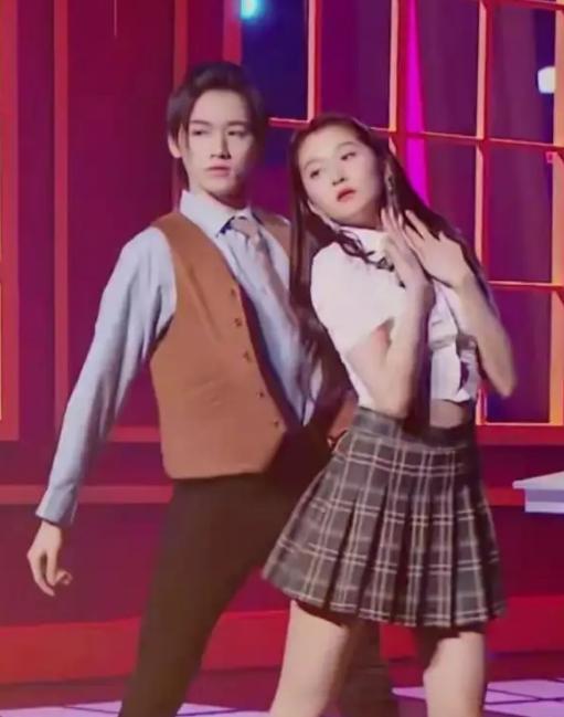 宋亞軒的粉絲名叫什么應(yīng)援色，宋亞軒的粉絲名叫什么英文？