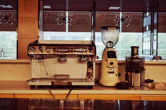 大學(xué)食堂最火爆的項(xiàng)目拌飯，大學(xué)食堂最火爆的項(xiàng)目牛肉飯？