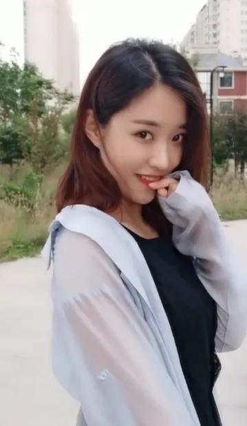 抖音美女千千萬(wàn)下一句是什么諷刺的，抖音美女千千萬(wàn)下一句是什么諷刺的歌曲？