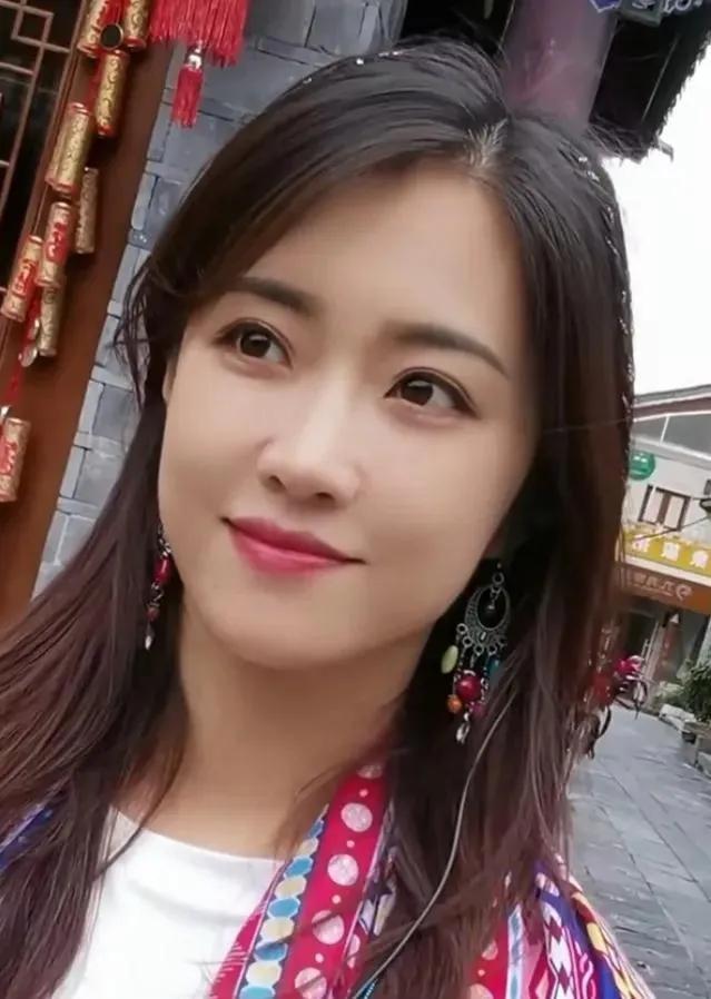 抖音美女千千萬(wàn)下一句是什么諷刺的，抖音美女千千萬(wàn)下一句是什么諷刺的歌曲？