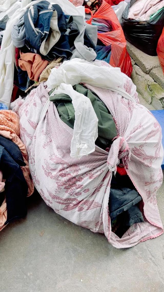 收舊衣服的怎么賺錢，想做收舊衣服的買賣哪里收？