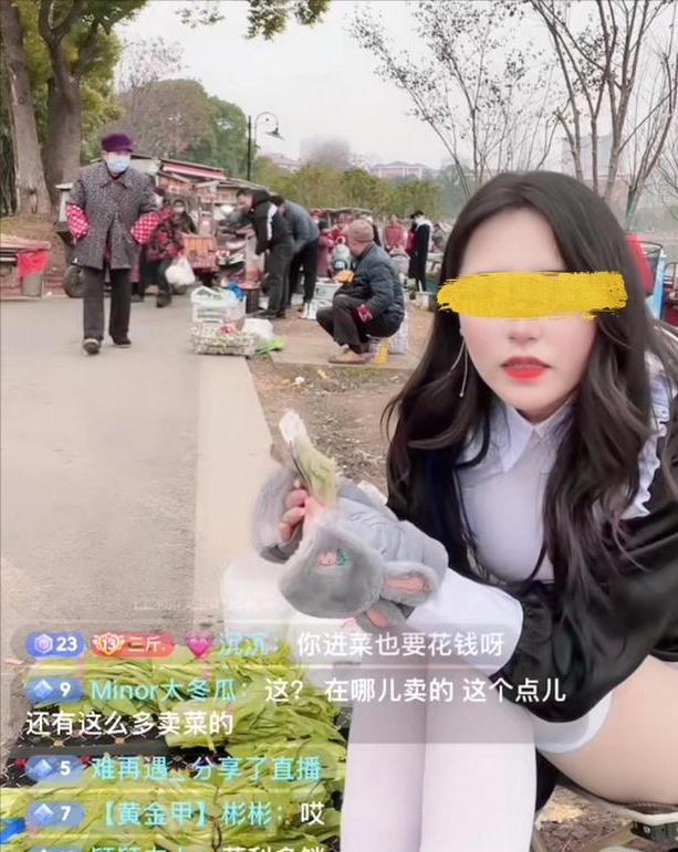 湖南美女穿著性感，在街邊直播賣菜，網(wǎng)友她賣的不是菜