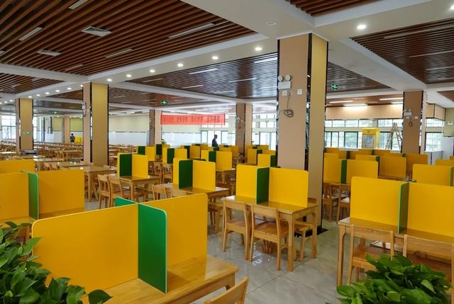 大學(xué)食堂最火爆的項(xiàng)目拌飯，大學(xué)食堂最火爆的項(xiàng)目牛肉飯？