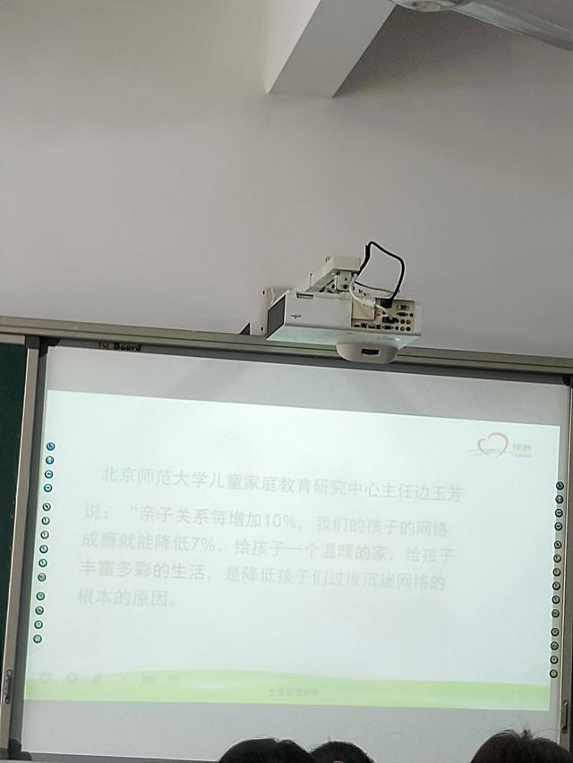 網(wǎng)絡(luò)的利弊英語作文80帶翻譯，互聯(lián)網(wǎng)的利弊英語作文120字？