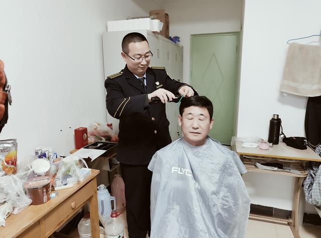 “兼職”理發(fā)師、按摩師，這位冬奧駕駛員“檔期”滿滿