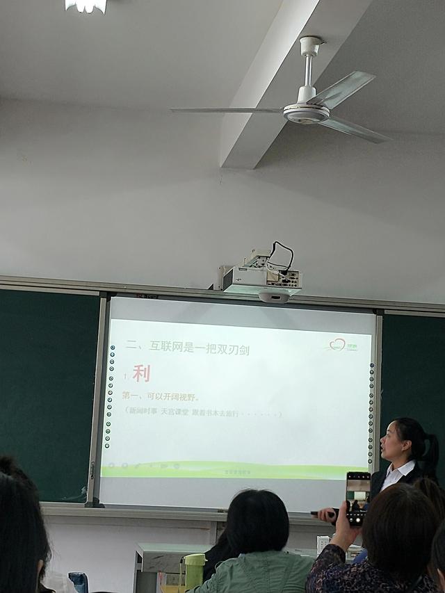 網(wǎng)絡(luò)的利弊英語作文80帶翻譯，互聯(lián)網(wǎng)的利弊英語作文120字？