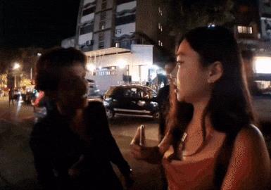 韓國女網紅印度街頭直播遭男子強吻，被網友罵為了熱度活該