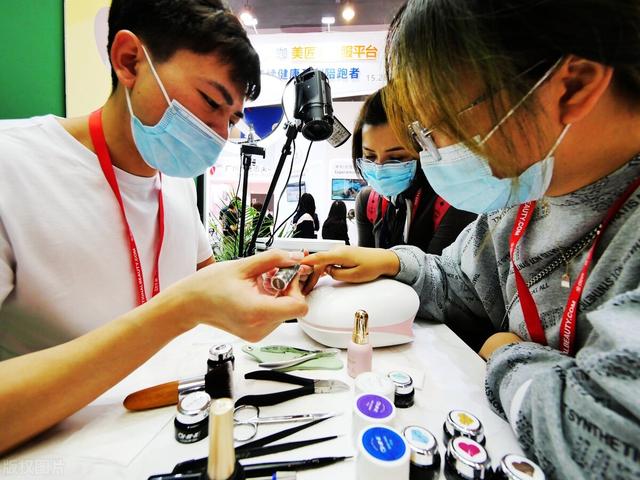 現(xiàn)在做美甲賺錢嗎女生，做美甲賺錢嗎好做嗎？