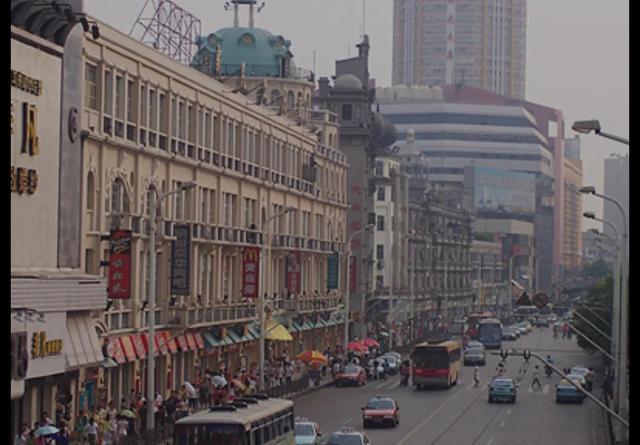 抖音上很火的歌曲歌詞是天在下雨，抖音上有首歌叫什么的下雨天？