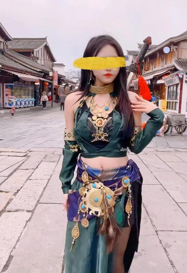 湖南美女穿著性感，在街邊直播賣菜，網(wǎng)友她賣的不是菜