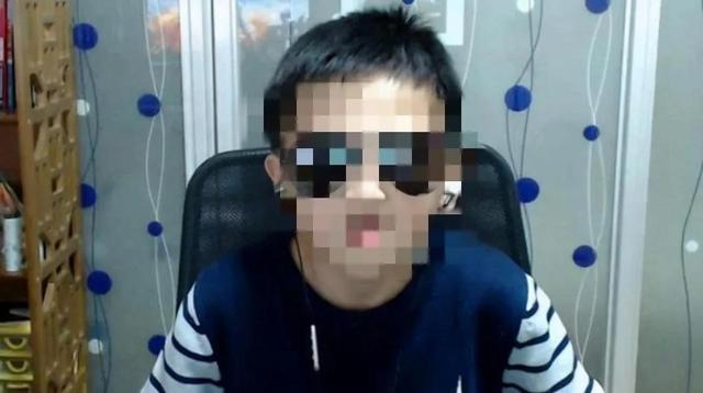 教育孩子是刻不容緩的，小男孩網(wǎng)上直播，拍媽媽做為直播