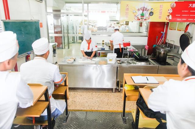 想學蒸饅頭開店去哪里學買蒸饅頭的機器在哪里買，哪里有賣蒸饅頭的機器？