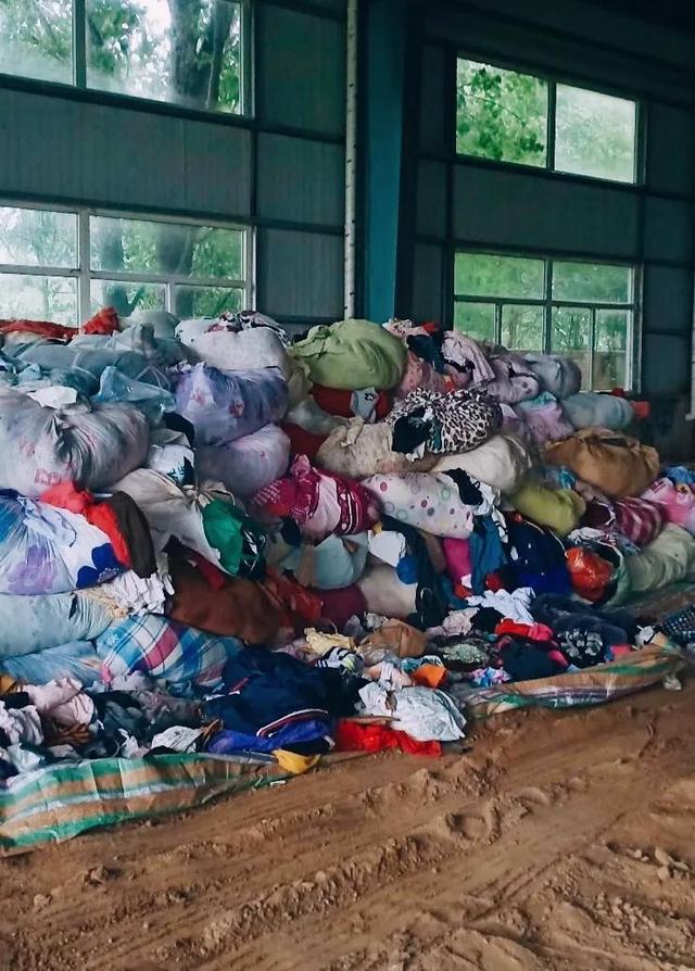 收舊衣服的怎么賺錢，想做收舊衣服的買賣哪里收？