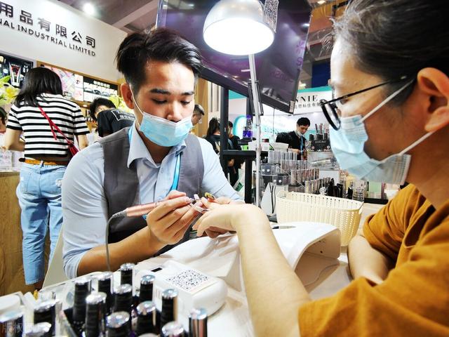 現(xiàn)在做美甲賺錢嗎女生，做美甲賺錢嗎好做嗎？