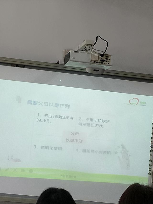 網(wǎng)絡(luò)的利弊英語作文80帶翻譯，互聯(lián)網(wǎng)的利弊英語作文120字？