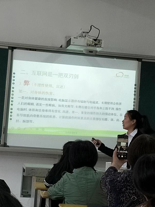 網(wǎng)絡(luò)的利弊英語作文80帶翻譯，互聯(lián)網(wǎng)的利弊英語作文120字？