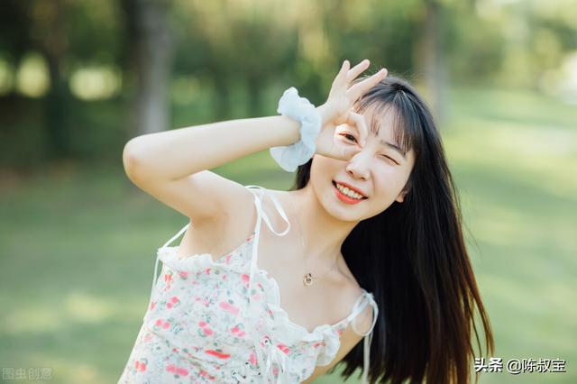 女生主動評論你朋友圈，朋友圈自動評論是怎么回事？