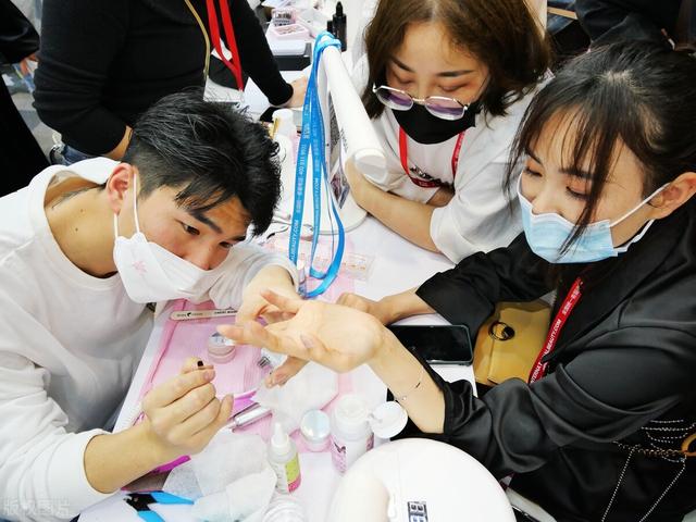 現(xiàn)在做美甲賺錢嗎女生，做美甲賺錢嗎好做嗎？