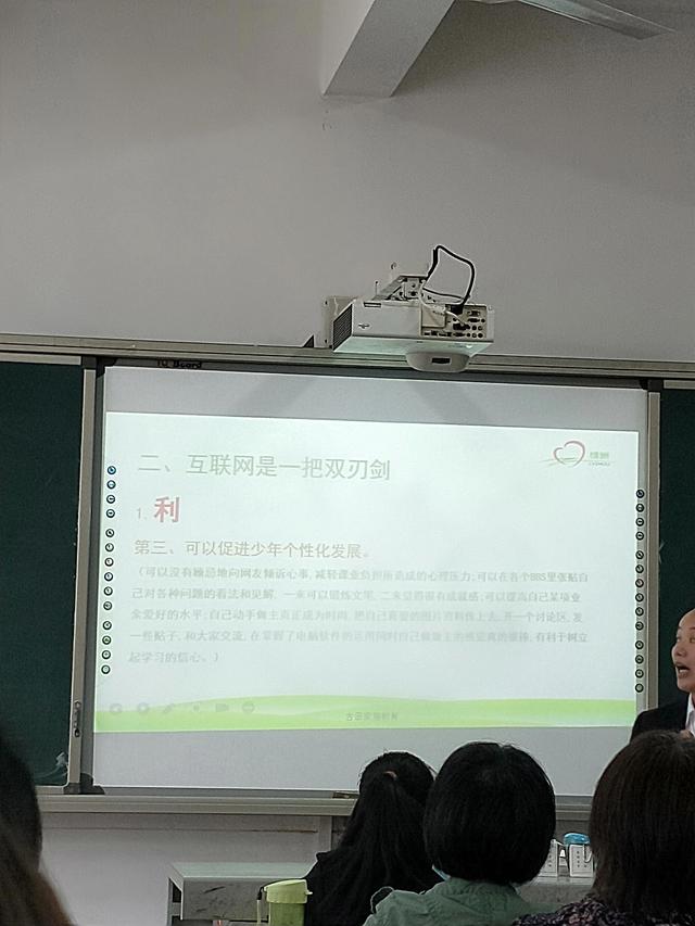 網(wǎng)絡(luò)的利弊英語作文80帶翻譯，互聯(lián)網(wǎng)的利弊英語作文120字？