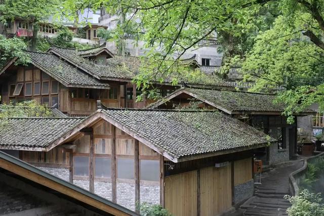 抖音上很火的歌曲歌詞是天在下雨，抖音上有首歌叫什么的下雨天？