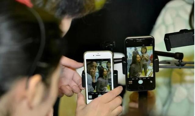 教育孩子是刻不容緩的，小男孩網(wǎng)上直播，拍媽媽做為直播