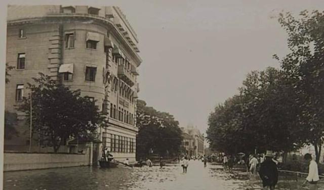 抖音上很火的歌曲歌詞是天在下雨，抖音上有首歌叫什么的下雨天？