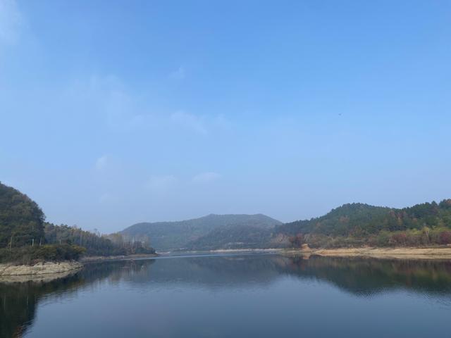 一家四口旅游發(fā)朋友圈，夫妻故地重游發(fā)朋友圈美句？