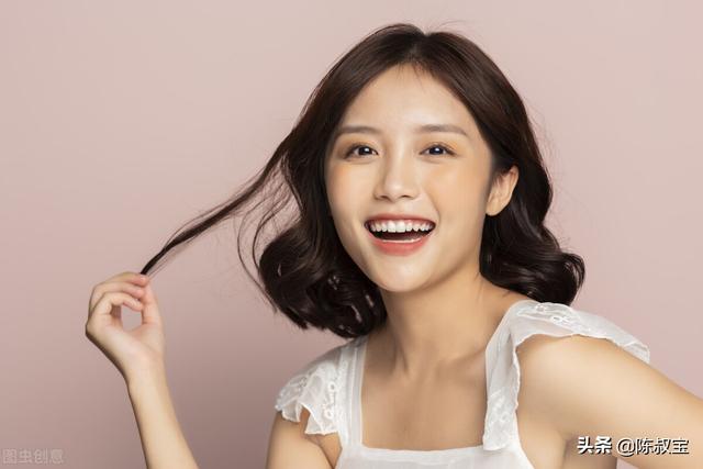 女生主動評論你朋友圈，朋友圈自動評論是怎么回事？