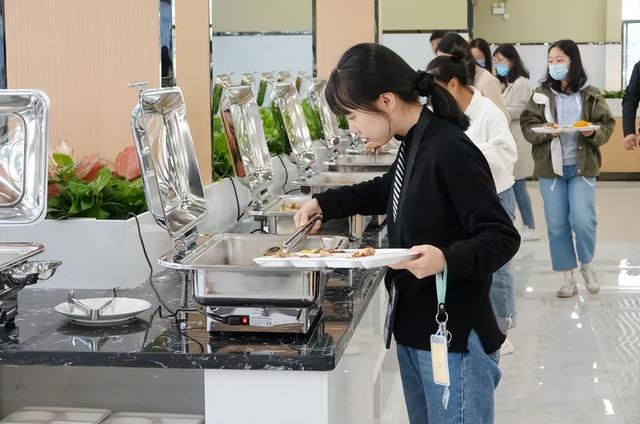 大學(xué)食堂最火爆的項(xiàng)目拌飯，大學(xué)食堂最火爆的項(xiàng)目牛肉飯？