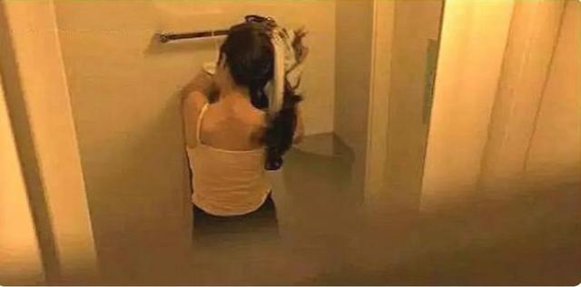 教育孩子是刻不容緩的，小男孩網(wǎng)上直播，拍媽媽做為直播