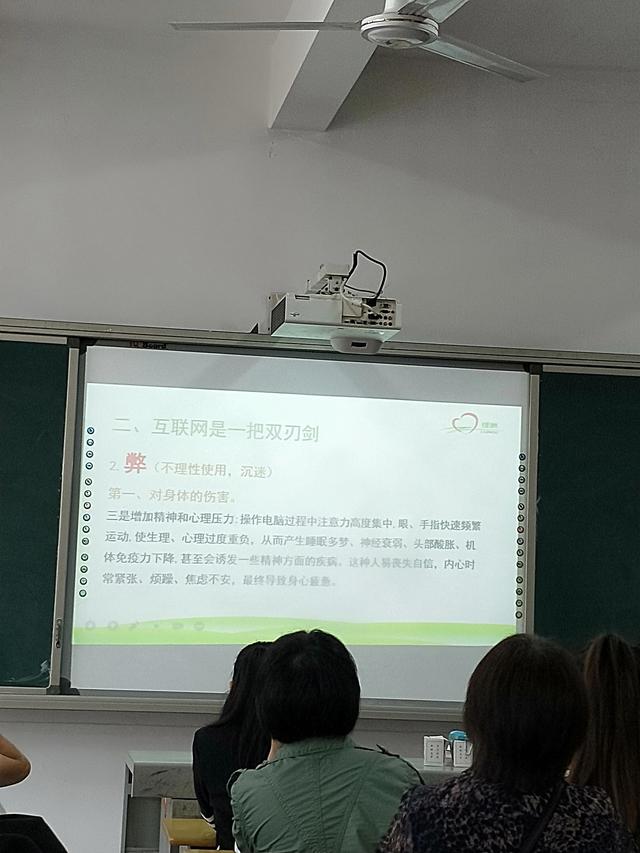 網(wǎng)絡(luò)的利弊英語作文80帶翻譯，互聯(lián)網(wǎng)的利弊英語作文120字？